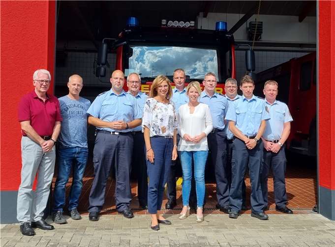 Gemeinsam mit VG-Bürgermeister Volker Mendel (links) sprachen Sabine Bätzing-Lichtenthäler und Lana Horstmann (beide Mitte) mit den Wehrkräften über aktuelle Herausforderungen im Feuerwehrwesen. Fotos: SPD