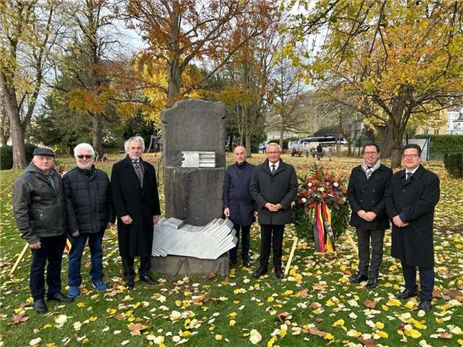 Gemeinsam mit Verbandsbürgermeister Frank Becker, Stadtbürgermeister Hans Georg Faust, Pfarrer Lothar Anhalt, Helmut Muthers, dem 1.Beigeordneten der Stadt Linz Helmut Muthers und Detlef Nonnen, 1.Beigeordneter der Verbandsgemeinde Linz sowie Mitgliedern des VdK gedachte Landrat Achim Hallerbach in Linz den Opfern von Gewalt.  Foto: Dennis Swirsky