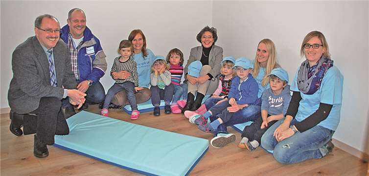 Gemeinsam mit Verbandsbürgermeister Gerd Heilmann, dem RWE-Projektpaten Jörg Spurzem und RWE-Kommunalbetreuerin Beatrix Ziegler freuen sich die Erzieherinnen und Kindergartenkinder über einen neuen Ruheraum in der KiTa St. Kastor in Weiler. privat