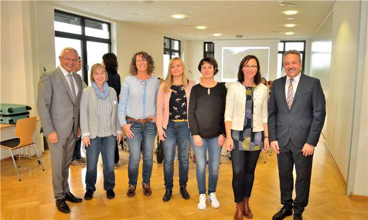 Gemeinsam mit Verbandsgemeindebürgermeister, Hans-Werner Breithausen, eröffnete Landrat Achim Hallerbach das vierte Arbeitstreffen des regionalen Netzwerks Kindeswohl in der Verbandsgemeinde Rengsdorf-Waldbreitbach. Dieses Mal tauschten sich die teilnehmenden Fachkräfte zum Thema Prävention und Frühe Hilfen aus.