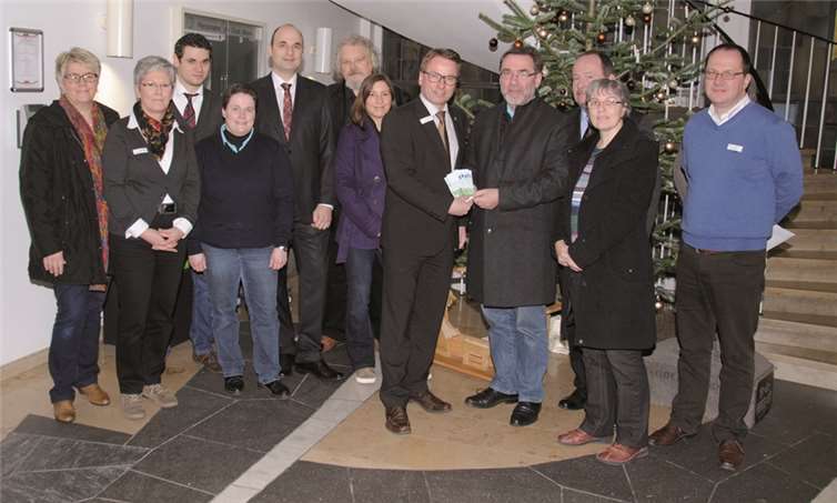 Gemeinsam mit Vertretern aller Akteure überreichte Oberbürgermeister Wolfgang Treis die Spende in Höhe von 500 Euro an Werner Steffens, Geschäftsführer der Caritas Mayen/Andernach. Jasmin Franz