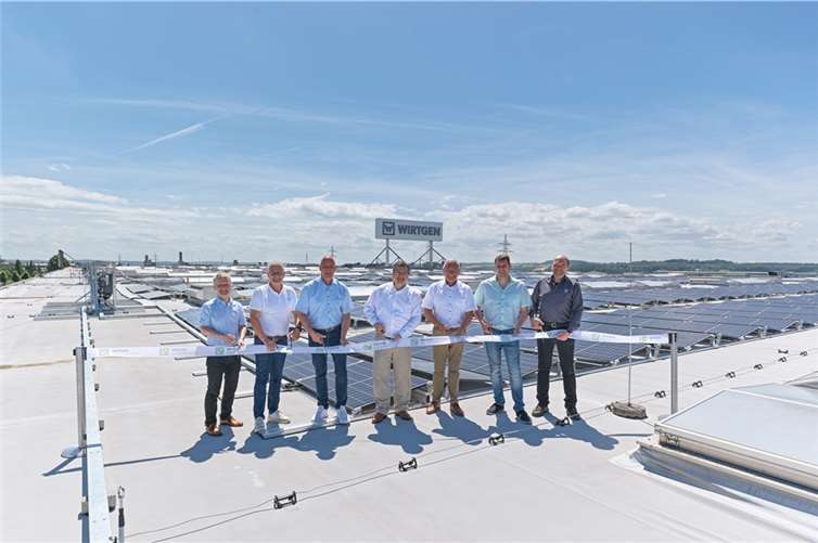 Gemeinsam mit Vertretern aus der Politik – Achim Hallerbach, Landrat Kreis Neuwied, Otto Neuhoff, Bürgermeister Stadt Bad Honnef und Windhagens Ortsbürgermeister Martin Buchholz – weihte Wirtgen die Photovoltaikanlagen im Rahmen seines Mitarbeiter-Sommerfests ein. Foto: WIRTGEN GROUP