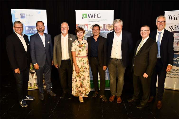 Gemeinsam mit Vertretern der Gastgeber WFG, Rhein-Zeitung und IHK freute sich der Landrat Dr. Alexander Saftig (2.v.r.) über den erfolgreichen Unternehmertag. Foto: Kreisverwaltung/Damian Morcinek