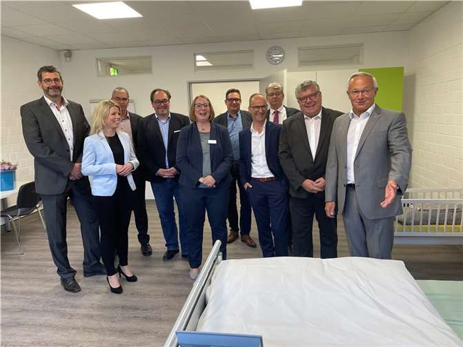 Gemeinsam mit Vertretern der Josefs-Gesellschaft (JG) als Träger, Landrat Achim Hallerbach, Kreisbeigeordnetem Michael Mahlert, dem Beigeordneten der Stadt Neuwied, Ralf Seemann, der Landtagsabgeordneten Lana Horstmann, Vertretern der Pflegekammer Rheinland-Pfalz und zahlreichen weiteren Gästen eröffnete die Heinrich-Haus gGmbH die Pflegeschule jetzt auch offiziell.Foto: Heinrich-Haus gGmbH