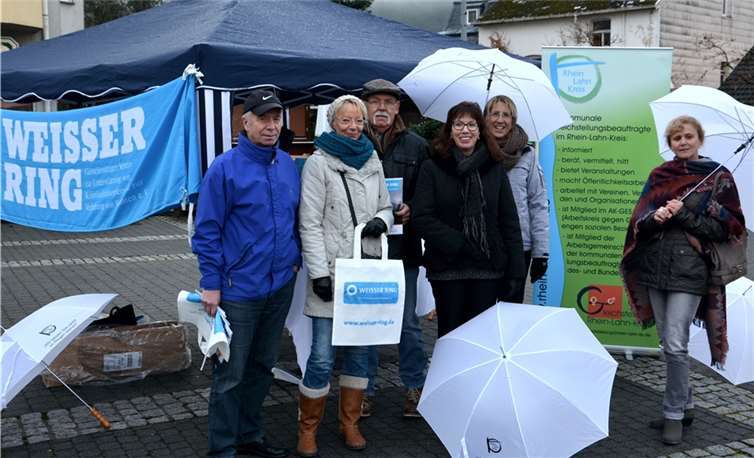 Gemeinsam mit Vertretern der Opferschutzorganisation „WEISSER RING Rhein-Lahn“ und den Kolleginnen der Gleichstellungsstellen der Verbandsgemeinden machte die Gleichstellungsbeauftragte des Rhein-Lahn-Kreises, Alice Berweiler-Kaufmann, am „Internationalen Tag gegen Gewalt an Frauen“ auf dem Bad Emser Marktplatz Wipsch auf Hilfsangebote für Opfer von Gewalt aufmerksam. Pressestelle Rhein-Lahn-Kreis