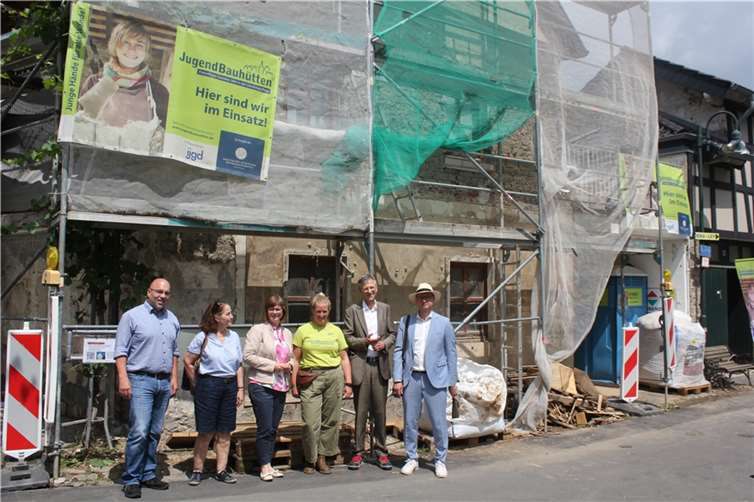 Flut schwemmt historisches Kleinod ins Licht der Öffentlichkeit Gemeinsam mit Vertretern der Stiftung Denkmalpflege, der Generaldirektion Kulturelles Erbe (GDKE) und dem Verbindungsbüro besichtigte die Wiederaufbaubeauftragte Nicole Steingass die ehemalige Synagoge in Dernau. Quelle:Entwicklungsagentur Rheinland-Pfalz e.V.