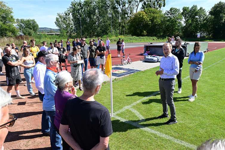 Gemeinsam mit Vertretern der beiden Vereine und der GEWI eröffnete Bürgermeister Geron die Rasenfläche.  Foto: Stadtverwaltung Sinzig