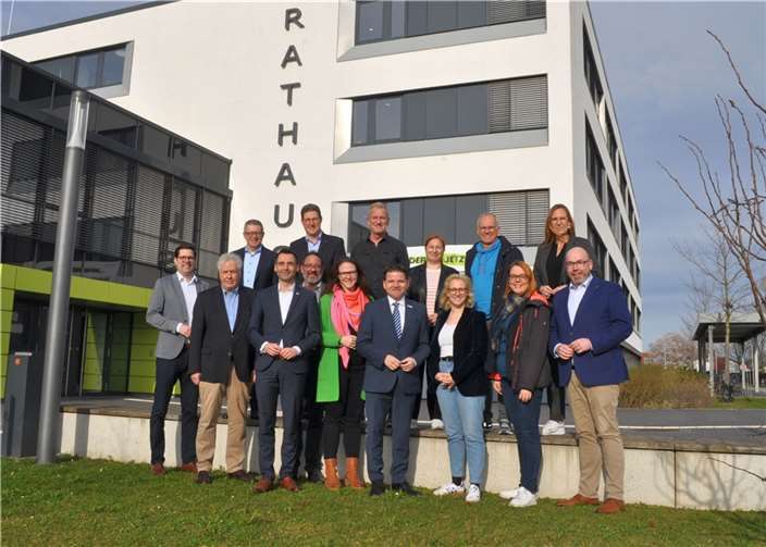 Gemeinsam mit Vertretern der weiterführenden Schulen, der Stadtverwaltung und von MeGA begrüßte Bürgermeister Holger Jung (vorne 6.v.l.) die Mitglieder der Enquetekommission I „Chancengleichheit in der Bildung“ um die Vorsitzende Christin Siebel (vorne 3.v.r.) in Meckenheim. Foto: Stadt Meckenheim