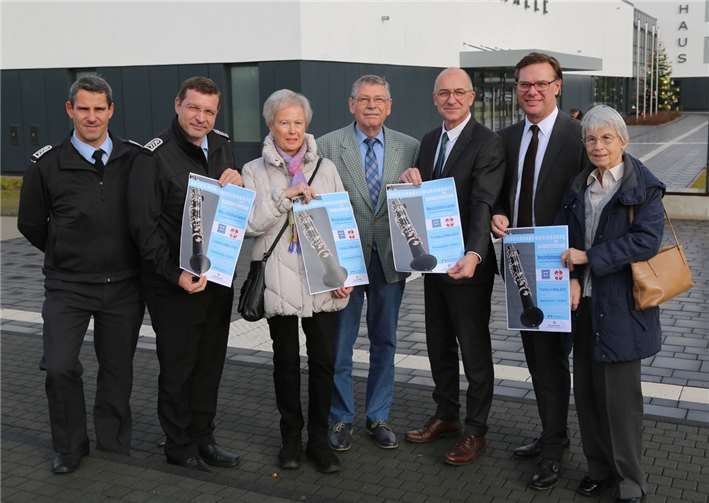 Gemeinsam mit Vertretern von Bürgerstiftung, Bürgerverein und Bundeswehrstellte Bürgermeister Bert Spilles das neue Veranstaltungsplakat vor. Foto: StF