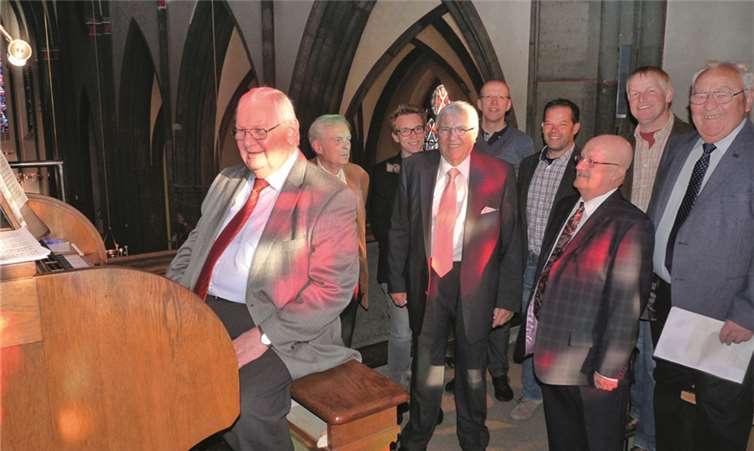 Gemeinsam mit Werner Lohner an der Orgel gaben die Sänger der von Pastor Ralf Birkenheier besonders festlich zelebrierten Eucharistiefeier einen beeindruckenden musikalischen Rahmen.