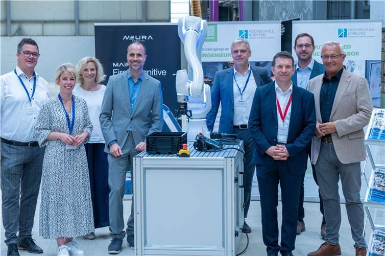 Gemeinsam mit Wissenschaftsminister Clemens Hoch und dem Neuwieder Bürgermeister Peter Jung ließ sich Landrat Achim Hallerbach von Professor Dr. Udo Gnasa von der Hochschule Koblenz und dem Chef des türkischen Aluminiumkonzerns Asas, Safa Bayar Yavuz, auf den Stand der Dinge zur geplanten Errichtung eines Technologieparks auf dem Asas-Gelände in Neuwied bringen.  Foto: Martin Lisek/Hochschule Koblenz