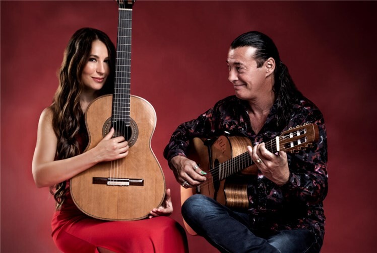 Gemeinsam mit Yuliya Lonskaya bietet Lulo Reinhardt authentische Live-Musik, die das Publikum begeistert.