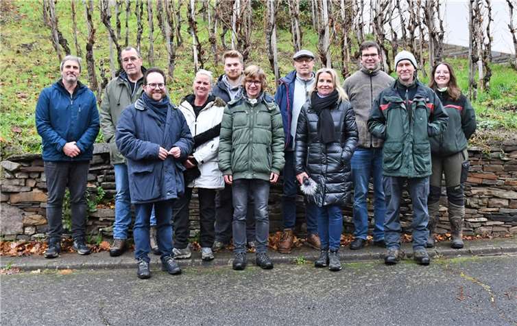 Gemeinsam mit allen Unterstützern freute sich der Erste Kreisbeigeordnete Pascal Badziong (3.v.l.) über den Erfolg des Naturschutzprojektes zwischen Alken und Niederfell. Foto: Kreisverwaltung/W.SchäferFotos: Kreisverwaltung/W.Schäfer