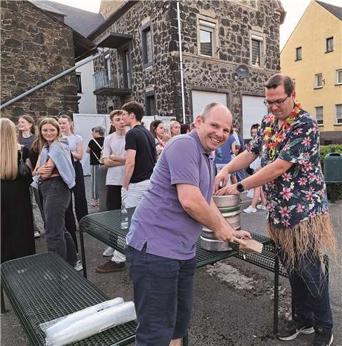 Gemeinsam mit dem 2. Vorsitzenden der KG Bell, Christian Rothbrust, vollzog Ortsbürgermeister Stefan Zepp den Fassanstich.