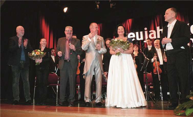 Gemeinsam mit dem Beigeordneten der Stadt, Frank Post (links) bedankte Stadtbürgermeister Hans-Peter Ammel (3.v. links) sich bei den Künstlern mit je einem Präsent.