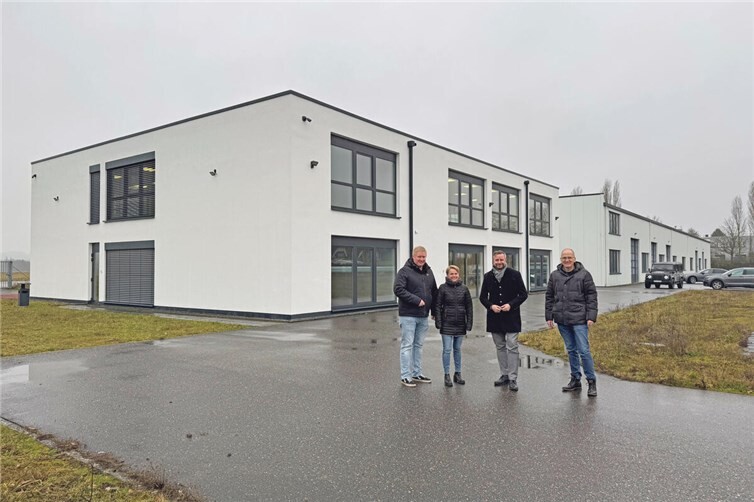 Gemeinsam mit dem Brand- und Katastrophenschutzinspekteur Rainer Nell (rechts), der Leitenden Staatlichen Beamtin Susanne Bartscher und Martin Schmitt (links) vom Zivil- und Katastrophenschutz der Kreisverwaltung Mayen-Koblenz hat sich Landrat Marko Boos (2.v.r.) die Räumlichkeiten des künftigen Katastrophenschutzzentrums des Landkreises am Flugplatz in Mendig angesehen. 