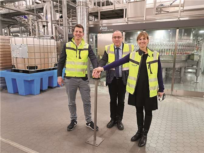 Gemeinsam mit dem Bürgermeister der Verbandsgemeinde Brohltal, Johannes Bell, drücken die geschäftsführende Gesellschafterin der RHODIUS Mineralquellen und Getränke GmbH & Co. KG, Frauke Helf und der geschäftsführende Gesellschafter der RHODIUS Mineralquellen und Getränke GmbH & Co. KG, Hannes Tack den symbolischen Startknopf für die neue Dosen-Abfüllanlage.  Fotos: FRE