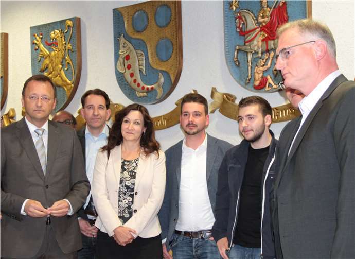 Gemeinsam mit dem Bundestagsabgeordneten Josef Oster (l.) und der CDU-Kandidatin Marion Krätz (3. v. l.) verfolgte Uwe Bruchhäuser (r.) die Auszählung der Stimmen.