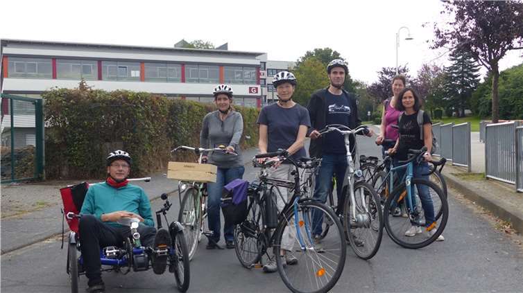 Gemeinsam mit dem Bundestagsdirektkandidaten der Grünen, Kevin Lenz, für den Kreis Neuwied hatten die Dierdorfer Grünen zu einer Radtour durch Dierdorf eingeladen.