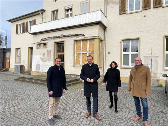 Gemeinsam mit dem CDU-Bürgermeisterkandidaten für die Verbandsgemeinde Rhein-Mosel, Jens Firmenich, hat der Koblenzer Bundestagsabgeordnete im historischen Rathaus von Rhens mit Stadtbürgermeister Raimund Bogler, der zweiten Beigeordneten Andrea Thelen und dem Vorsitzenden des CDU-Ortsverbands, Jens Boettiger, über aktuelle Themen diskutiert. Foto: privat