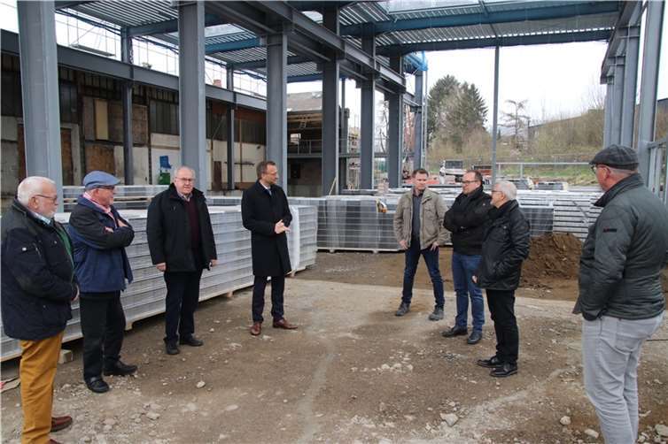 Gemeinsam mit dem CDU-Stadtverbandsvorsitzenden Sascha Schoblocher und weiteren CDU-Vertretern hat der CDU-Bundestagsabgeordnete Josef Oster die Baustelle der Falk GmbH besichtigt. Foto: privat