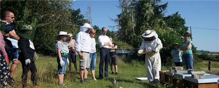 Gemeinsam mit dem Chef der Staatskanzlei Clemens Hoch besuchten die Mitglieder der SPD Kruft eine Imkerei.Foto: privat