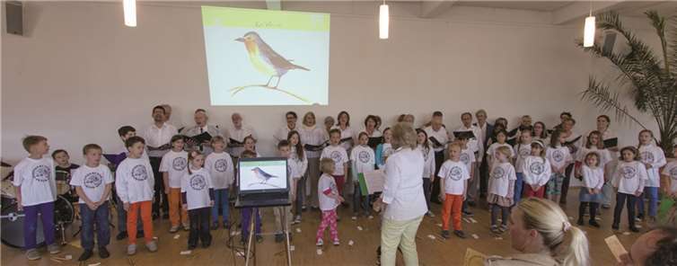 Gemeinsam mit dem Chor St. Peter stimmten die Kinder das Publikum auf den Frühling ein. Eskes