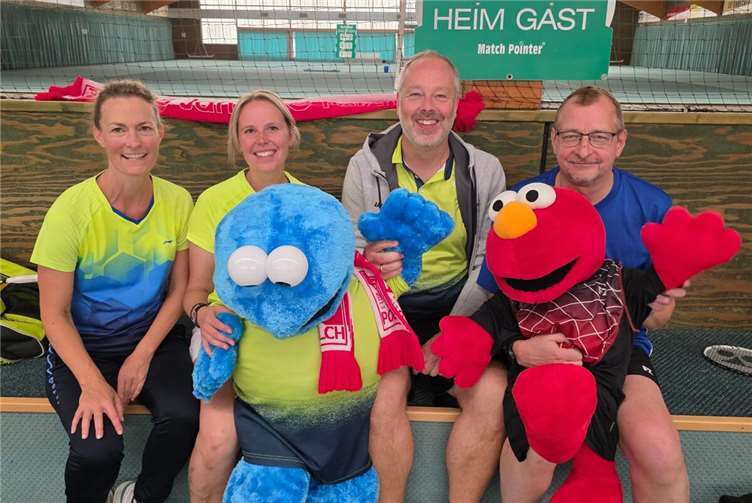 Gemeinsam mit dem Damendoppel aus Plaidt Kerstin Hickmann / Carola Geisen (eigentlich auch Mitglied der TG Polch) und den Maskottchen freuen sich Lutz und Markus auf die anstehende Titelverteidigung. Foto: privat