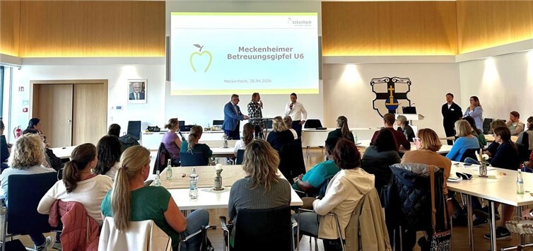 Gemeinsam mit dem Ersten Beigeordneten Hans Dieter Wirtz und dem Moderator Frank Lohse (Mitte, von links) begrüßt Bürgermeister Sven Schnieber (Mitte, rechts) die zahlreichen Teilnehmenden des Betreuungsgipfels.Foto: Stadt Meckenheim