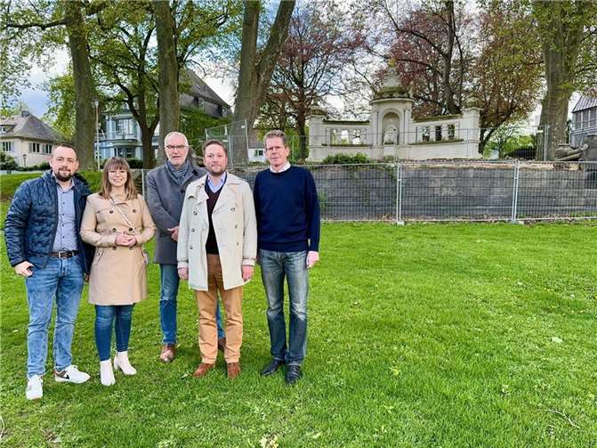 Gemeinsam mit dem Experten der Stadt nahmen Vertreterinnen und Vertreter des CDU-Ortsverbandes Süd das Augusta-Denkmal in den Rheinanlagen unter die Lupe. Von links Sebastian und Sandra Gratzfeld, Baudezernent Bert Flöck, Dr. Fabian Freisberg und Rudolf Kalenberg.  Foto: Sebastian Gratzfeld/CDU Süd