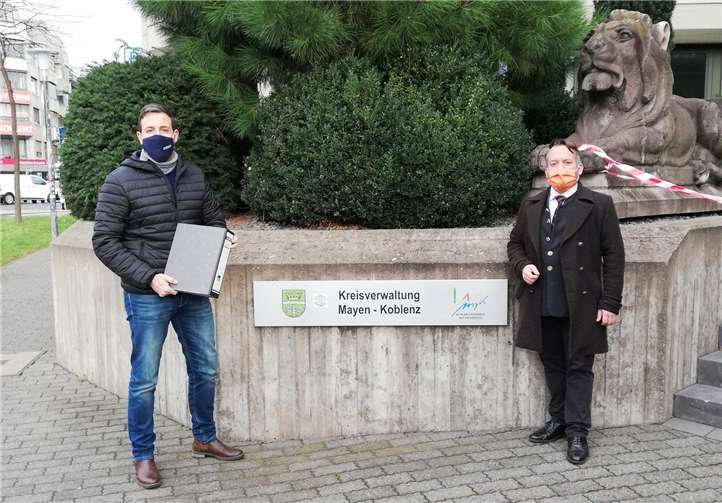 Gemeinsam mit dem Freie Wähler-Landesvorsitzenden, Stephan Wefelscheid (r.), überreichte Christian Greiner seinen Wahlvorschlag für den Wahlkreis 11, der die Stadt Andernach und die Verbandsgemeinden Pellenz und Mendig umfasst. Foto: FREIE WÄHLER RLP