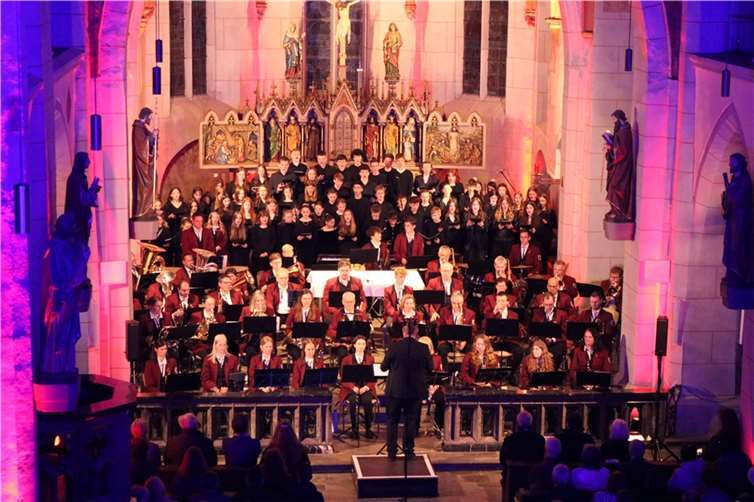 Gemeinsam mit dem Gospelchor „Born again“ des Landesmusikgymnasiums brachte das Blasorchester Daubach e.V. am vergangenen Wochenende die Messe Missa Nova erstmals zu Gehör. Foto: privat