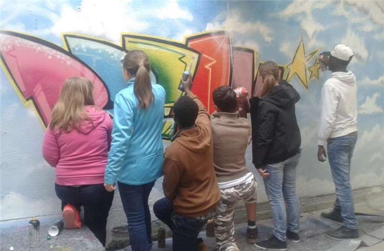 Gemeinsam mit dem Graffiti-Künstler Nuhan Alp sprayten die Jugendlichen drauf los. Privat