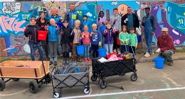 Gemeinsam mit dem JUZ-Team haben zahlreiche Kinder und Jugendlichen die Landschaft rund um das JUZ von Müll befreit. Foto: JUZ