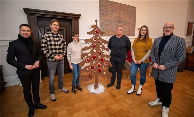 Gemeinsam mit dem Koblenzer Oberbürgermeister David Langner übergibt evm-Unternehmenssprecher Christian Schröder den Spendenbetrag an Vertreter und Vertreterinnen der begünstigten Kita-Fördervereine. Foto: Stadt Koblenz/Egenolf
