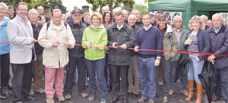 Gemeinsam mit dem Kreisbeigeordneten Horst Gies und dem Beigeordneten der Stadt Remagen, Joachim Titz, eröffnete Eveline Lemke mit dem Durchschneiden des roten Bandes offiziell die „Apollinarisschleife“. AB