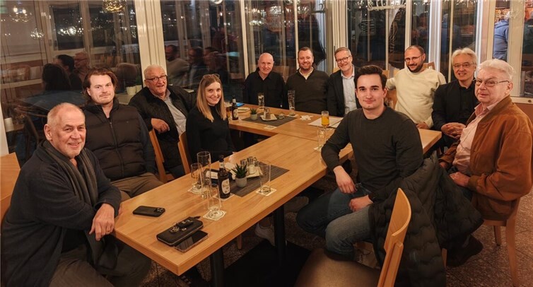 Gemeinsam mit dem Landtagskandidaten Peter Tsao-Adolphs (2. von rechts) und dem Kreisvorsitzenden Ulrich van Bebber (hinten links) geht der wiedergewählte Vorsitzende Stefan Gros (5. von rechts) mit einem motivierten Team in den Landtagswahlkampf.Foto: Martin Schmitt