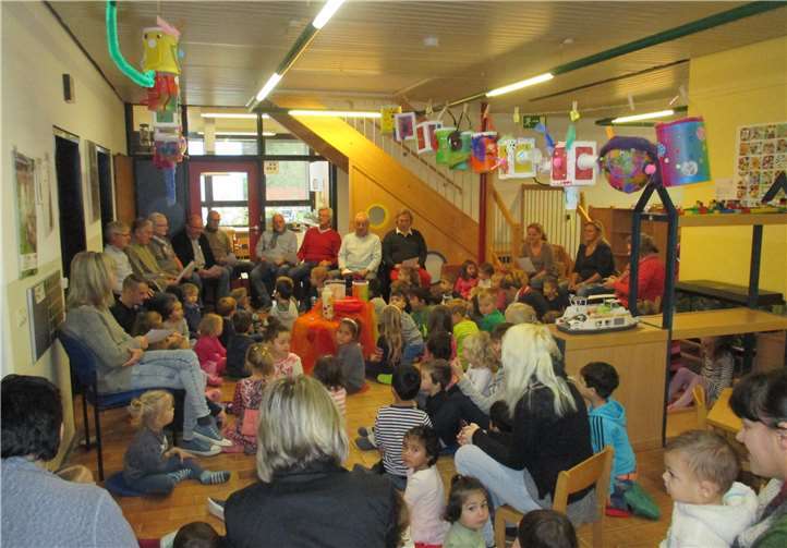 Gemeinsam mit dem MGV Linz sangen die Kinder einige Lieder.  privat