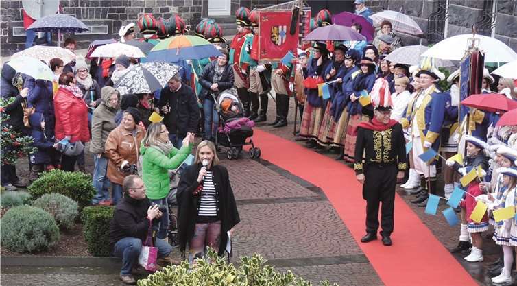 Gemeinsam mit dem Mendiger Narrenvolk erwartete Starreporterin Anne Hennemann (vorne links) die Herrscher der fünften Jahreszeit am roten Teppich.