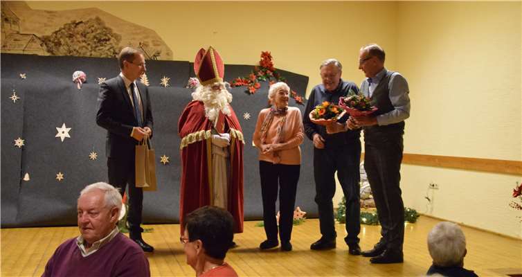 Gemeinsam mit dem Nikolaus ehrten Andreas Geron (l.) und Karl-Heinz Arzdorf die beiden ältesten anwesenden Koisdorfer Maria Koch und Josef Schütz. privat