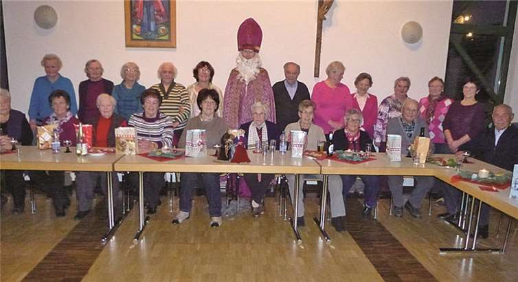 Gemeinsam mit dem Nikolaus feierten die Senioren des Seniorenkreises der Pfarrei Barweiler. privat