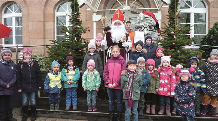 Gemeinsam mit dem Nikolaus und dem Maskottchen der Vulkanregion Laacher See, Laachus zogen die Kinder vom Seehotel zur Abtei.