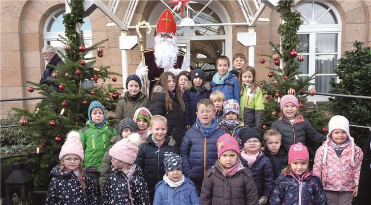 Frohe und besinnliche Stunden im herrlichen Ambiente des Klostergeländes Gemeinsam mit dem Nikolaus zogen die Kinder zur Abteikirche,wo eine kleine Bescherung auf sie wartete. Fotos: FRE