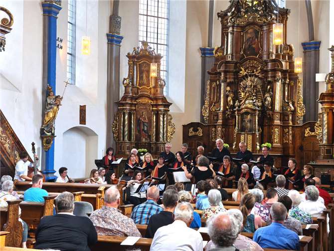 Gemeinsam mit dem Orchester Musical for you und dem Vokalensemble konzertierte der Kirchenchor St. Marien Bad Breisig in der Kirche Maria Himmelfahrt.  Foto: DU