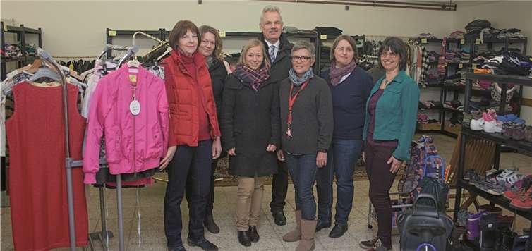 Gemeinsam mit dem Organisationsteam des Flüchtlingshelferkreises freut sich Bürgermeister Stefan Raetz über die Einweihung der neuen Kleiderkammer in der Bachstraße 7. JOST