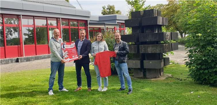 Gemeinsam mit dem Schirmherrn Maximilian Mumm und dem ersten Vorsitzenden der TG, Ralf Schlich, wird der Hauptpreis der Verlosung präsentiert. Foto: M. Schulte
