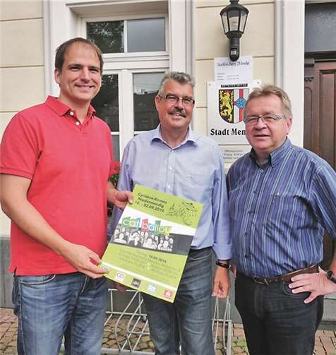 Gemeinsam mit dem Schirmherrn der diesjährigen Cyriakus-Kirmes, Pastor Ralf Birkenheier (rechts) und dem musikalischen Leiter des Musikverein Löf, Reinhard Lisecki (links) stellt Stadtbürgermeister Hans-Peter Ammel das spektakuläre Programm vor. FRE