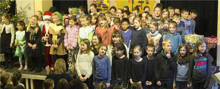 Gemeinsam mit dem Schulchor bot die Klasse 2c den Zuschauern eine gelungene Aufführung.privat