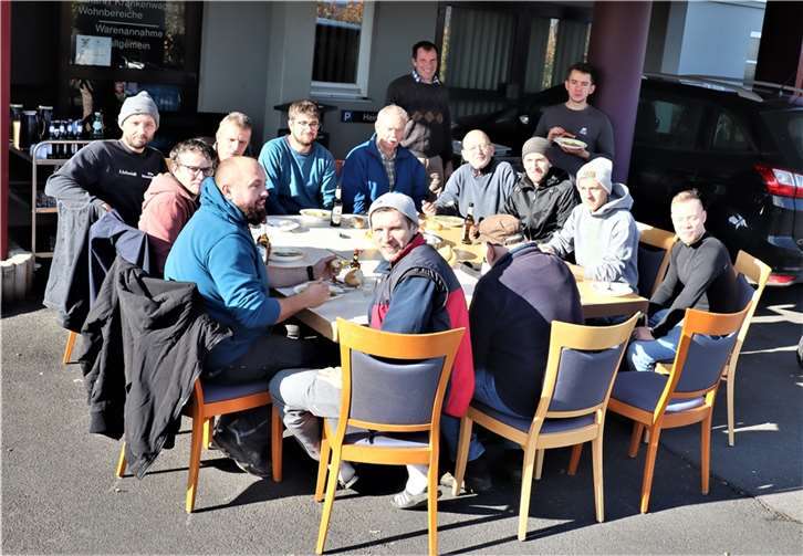 Gemeinsam mit dem Sportverein Horbach ruft der Förderverein des Seniorenzentrums jährlich zum Arbeitseinsatz „Aktion Wühlmaus“ rund um das Altenheim auf – auch diesmal waren wieder zahlreiche junge und ältere Fußballer im Einsatz und ließen sich abschließend bei herrlichem Sonnenschein im Freien einen kräftigen Eintopf und ein Bier schmecken. Foto: privat