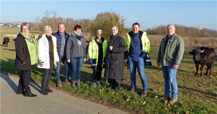 Gemeinsam mit dem Stadtbürgermeister von Polch Gerd Klasen (3.v.l.), der Ortsbürgermeisterin von Rüber Karin Butter (2.v.l.) und Landrat Dr. Alexander Saftig (5.v.l.) konnte sich Nicole Morsblech (4.v.l.) von dem Beweidungsprojekt innerhalb des Naturschutzgebietes „Feuchtwiesen Nothbachtal“ ein Bild machen.privat